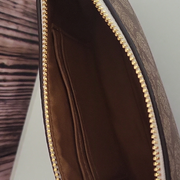 Coach Women's Corner Zip Wristle In Canvas Leather ( Like New) - Picture 6 of 9